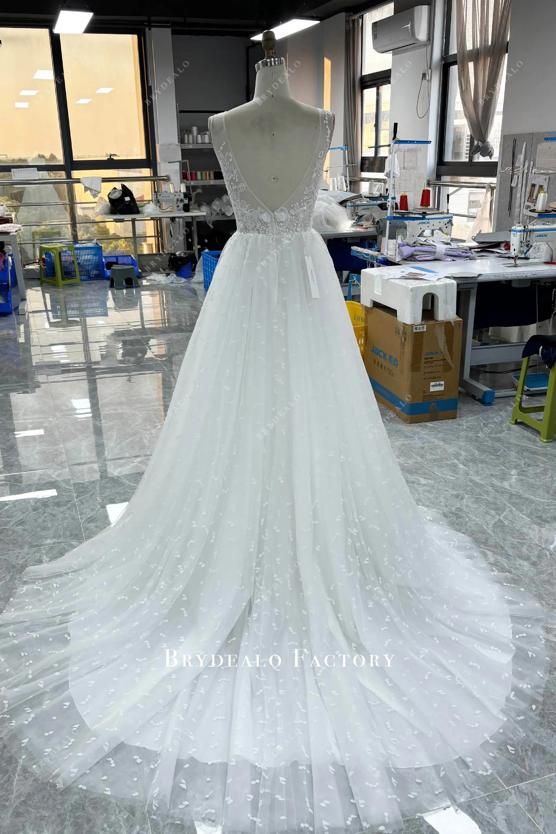 Romantic 3D Lace Tulle Sleeveless Puffy A-line Bridal Gown